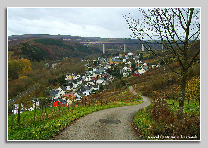 Blick auf Mesenich und die Autobahnbrücke, die Trier mit Luxemburg verbindet. 