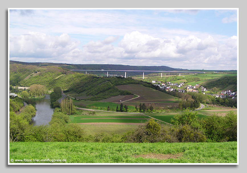 Ausblick über das Sauertal zwischen Langsur und Mesenich zur Autobahnbrücke der A64 Trier- Luxemburg.
