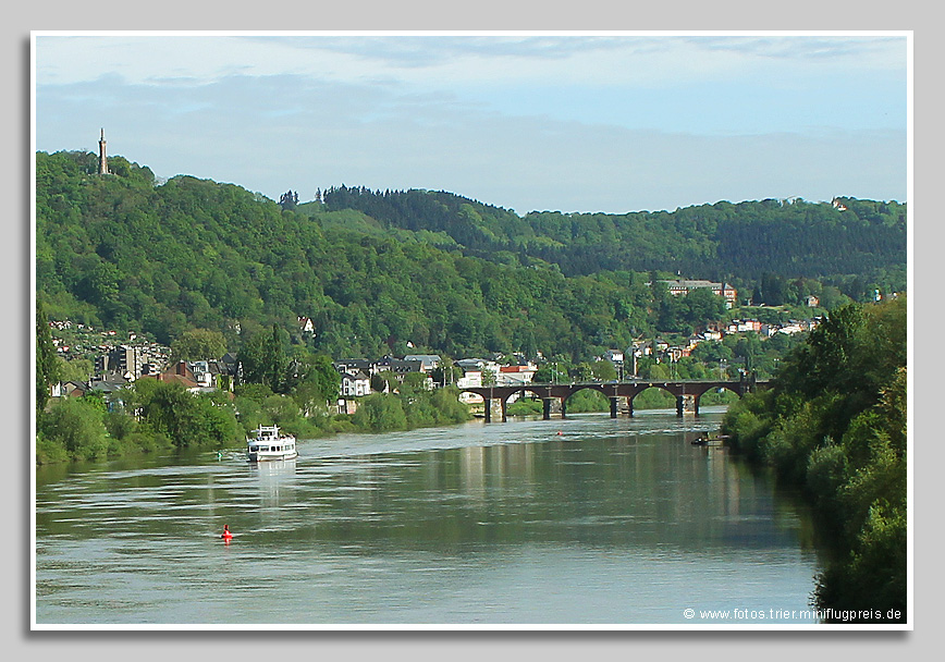 Stadt am Fluss - die Mosel bei Trier mit Mariensäule und Römerbrücke
